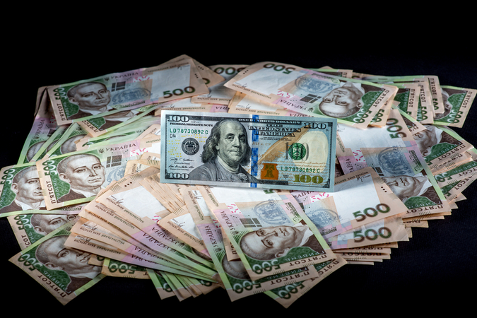 Украинцы в феврале продали валюты больше