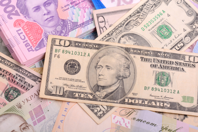 НБУ продолжает снижать курс доллара