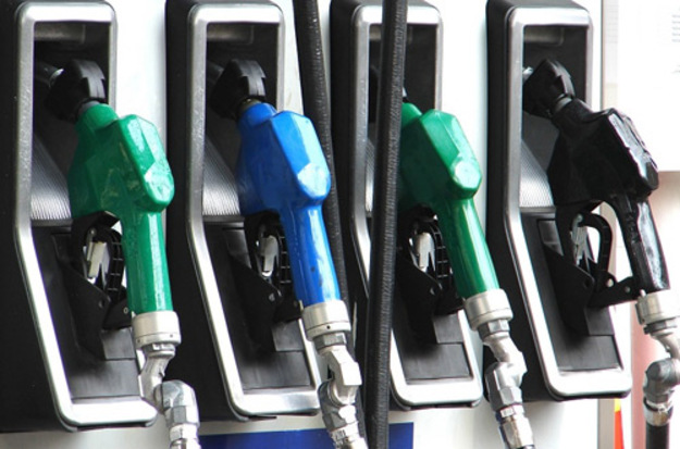 Продажи бензина в Украине в марте сократились на 40%