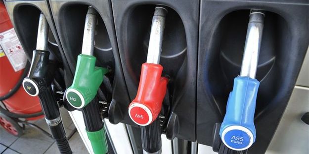 Продажи бензина на АЗС упали на треть