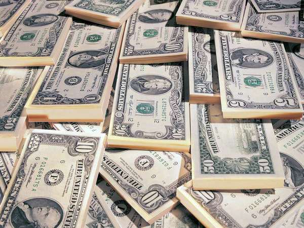 НБУ: Украинцы продали валюты в 7 раз больше
