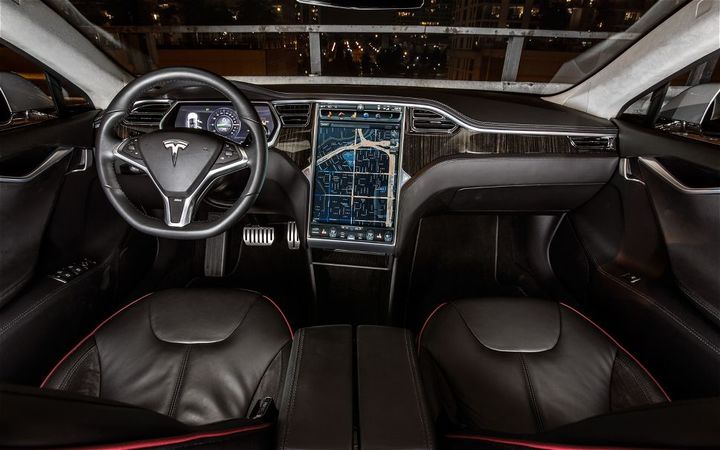 Tesla Motors покажет новую машину в марте 2016 года