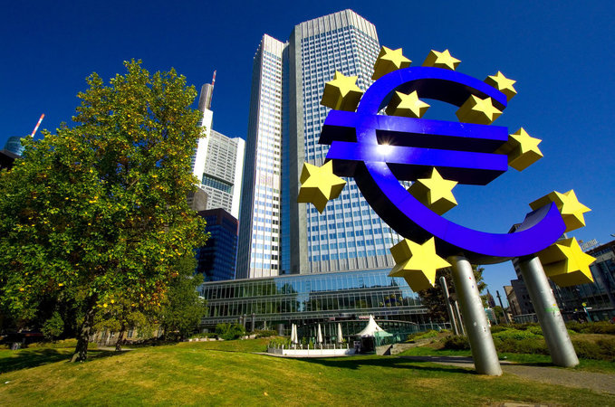 Суд разрешил ЕЦБ скупать гособлигации для спасения евро