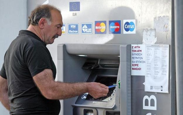 Банковские каникулы обошлись Греции в 3 млрд евро