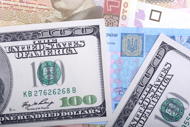 НБУ снизил курс гривны после подорожания доллара на межбанке