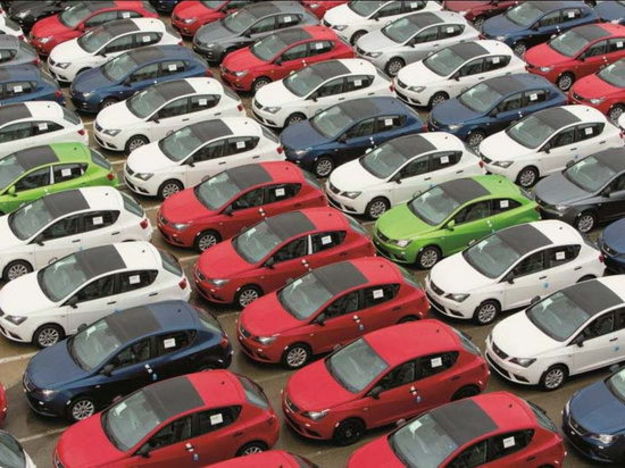 Спрос на автомобили в Украине сократился почти в два раза