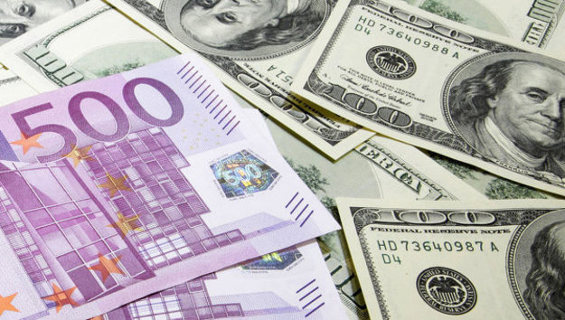 Евро продолжает дешеветь к доллару