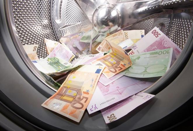 Швейцарские банки подозревают в отмывании денег