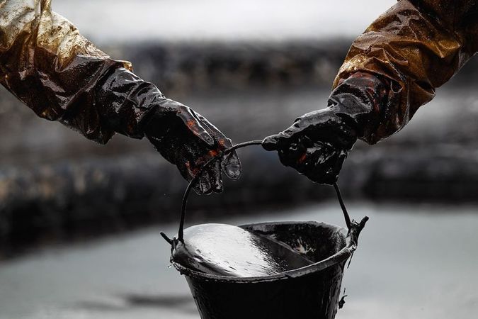 МЭА: Перебои в добыче нефти сократят избыток
