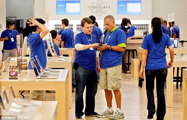 Как обокрасть магазин Apple с помощью синей футболки