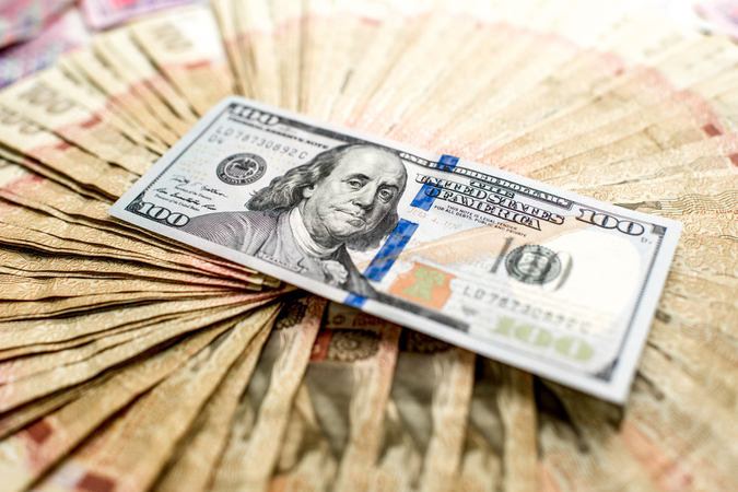 НБУ не дает доллару рухнуть на межбанке