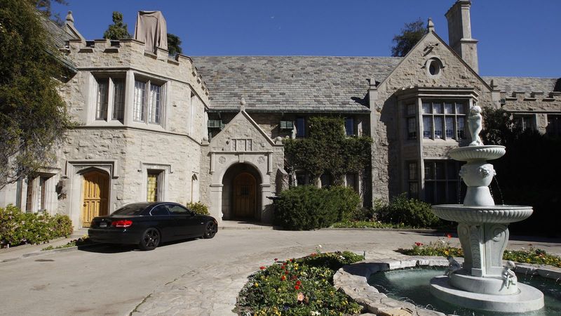 Основатель Playboy продает легендарный особняк своему соседу