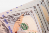 Курс доллара в банках уверенно снижается
