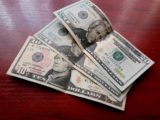 Доллар вырос на черном рынке и не изменился в банках