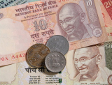 Индийская рупия упала до двухлетнего минимума