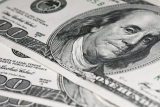 Доллар на черном рынке подорожал, курс в банках снизился