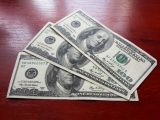 Доллар упал на черном рынке и в банках